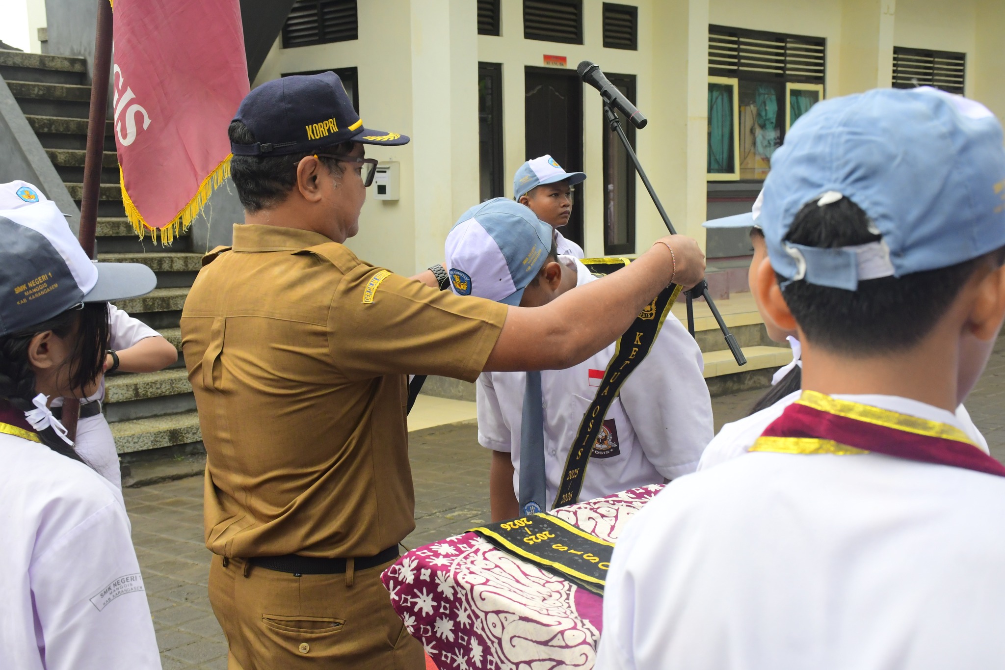 You are currently viewing Upacara Pelantikan dan Serah Terima Jabatan Pengurus Organisasi Kesiswaan Periode 2025–2026